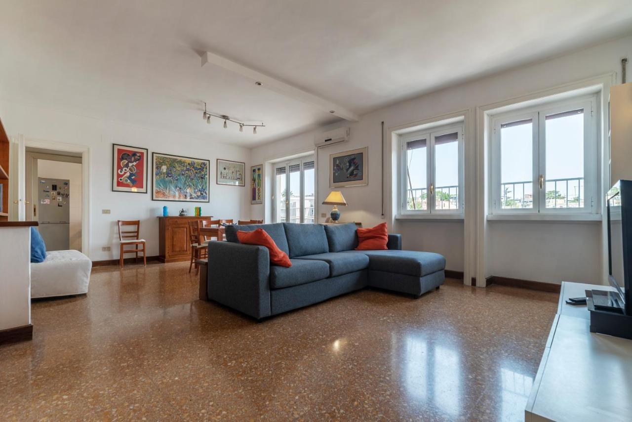 Roomy And Bright Apartment With Terrace Rome Buitenkant foto